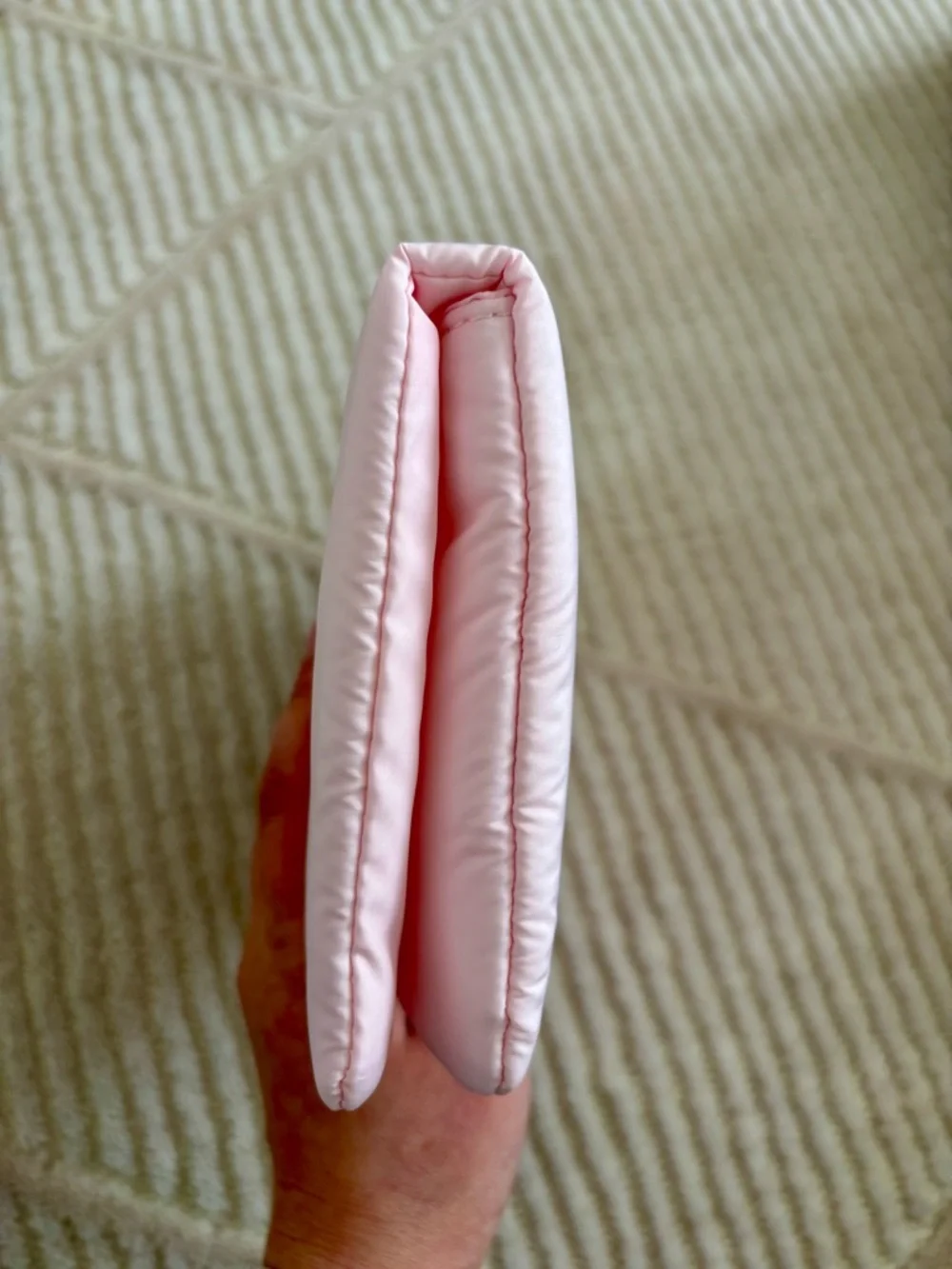 ✨NEW✨ Dior Beauty Puffy Cosmetics Pouch - Picture 4 of 9